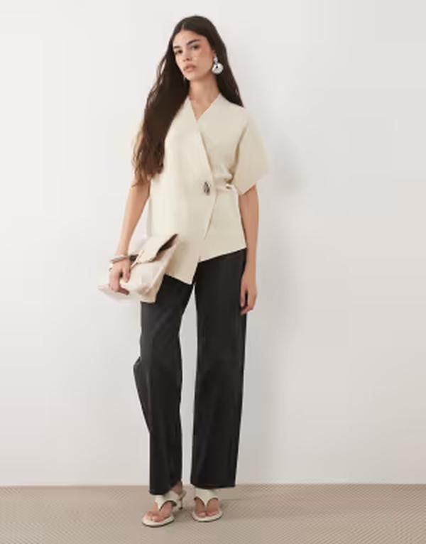 プリティラヴィッシュ レディース アウター ジャケット・ブルゾン Pretty Lavish open sleeve hardware detail wrap jacket in cream クリーム