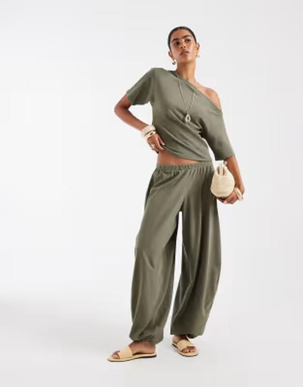 エイソス レディース ボトムス カジュアルパンツ ASOS DESIGN textu red oversized balloon pants part of a set Khaki カーキ