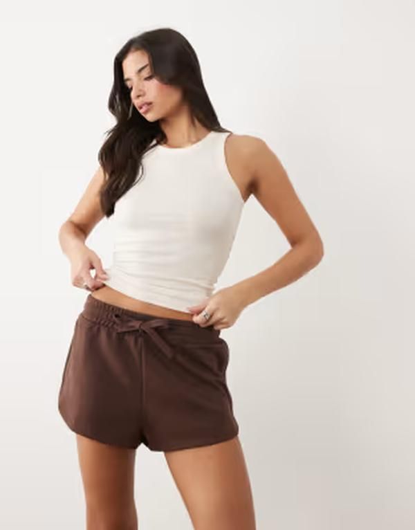 ジーナトリコ レディース ボトムス ハーフパンツ・ショーツ ショートパンツ Gina Tricot sweat shorts in chocolate Brown ブラウン