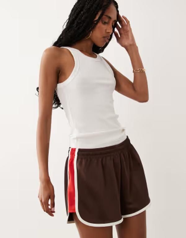 エイソス レディース ボトムス ハーフパンツ・ショーツ ショートパンツ ASOS DESIGN tricot piping detail runner shorts in chocolate チョコレ