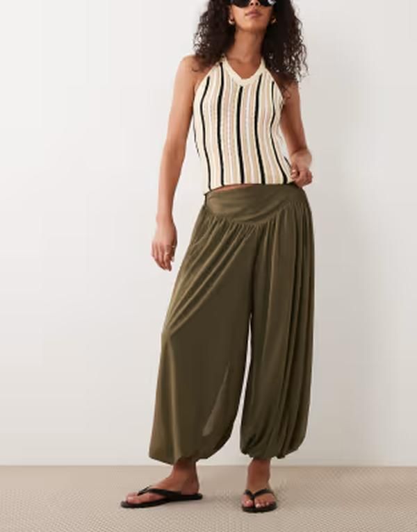 エイソス レディース ボトムス カジュアルパンツ クロップド ASOS DESIGN cropped soft balloon pants with deep waistband in olive オ