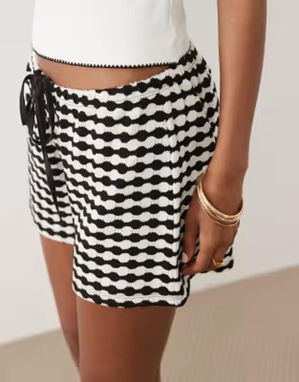 エイソス レディース ボトムス ハーフパンツ・ショーツ ギンガムチェック ショートパンツ ジャージー ギンガム ASOS DESIGN crochet jersey shorts in mono gi