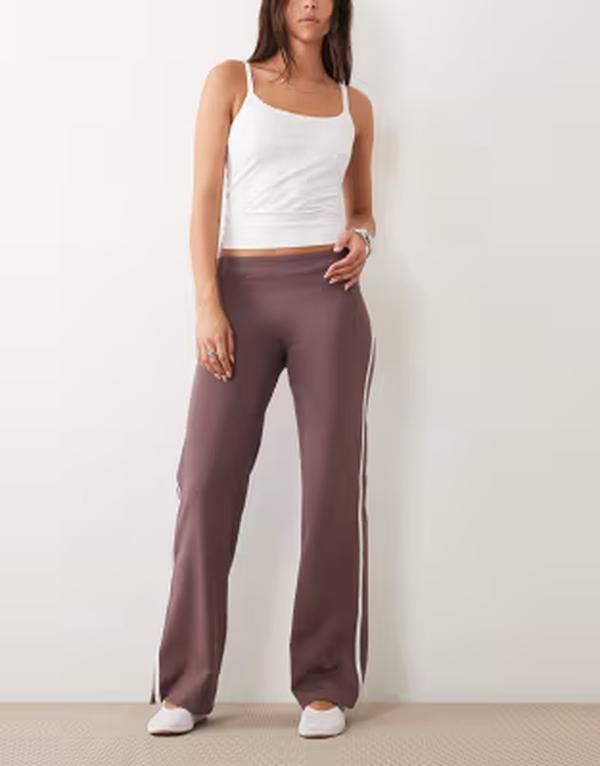エイソス レディース ボトムス カジュアルパンツ スリムフィット ASOS DESIGN slim fit yoga pants with side stripe in chocolate チョコレー