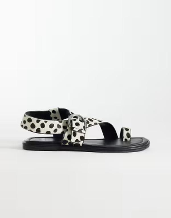 シュー レディース サンダル プリント アンクル schuh Tanvi toe loop sandals with ankle straps and buckle detailing in anim