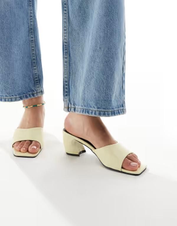 レイド ワイドフィット レディース シューズ サンダル ヒール RAID Wide Fit Saanvi block heel mules in butter yellow BUTTER YELLOW