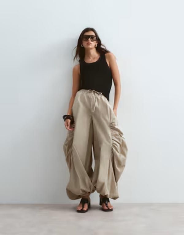 アレンジ レディース ボトムス カジュアルパンツ ギャザー ARRANGE ruched barreleg utility balloon pants in stone ストーン