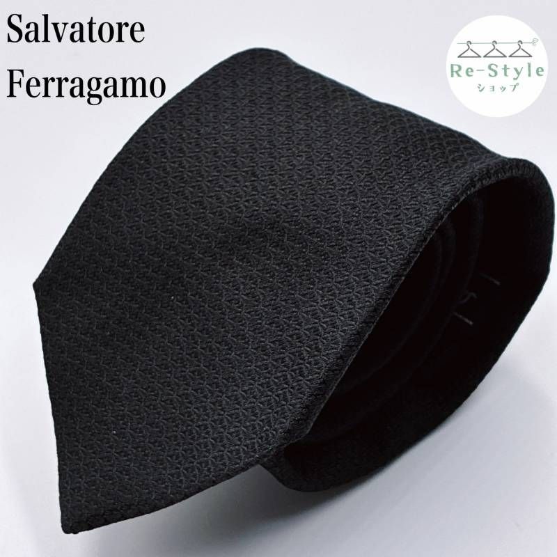 Salvatore Ferragamo サルヴァトーレフェラガモ　ネクタイ　レギュラータイ　ジャガード織　近年　黒　剣先幅　8.0cm