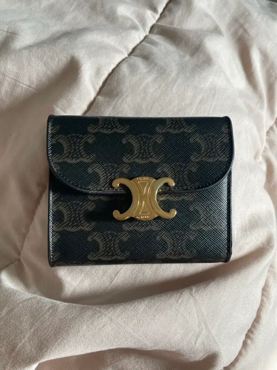 Celine トリオンフ フラップ 3つ折り 財布 44,153円