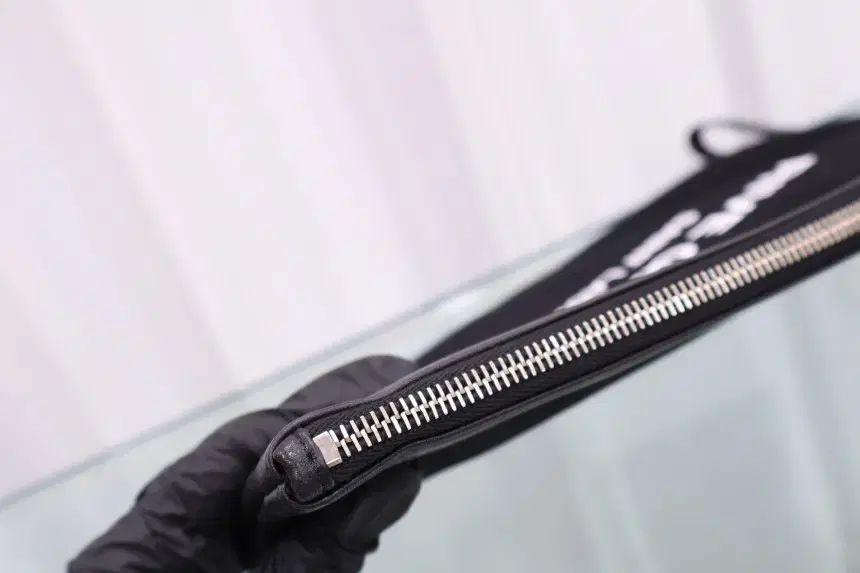 サンローラン 未使用 新品 リーヴ ゴーシュ ジッパー ポーチ クラッチバッグ 581369