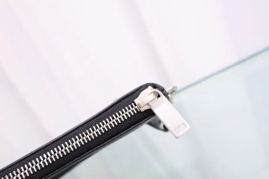 サンローラン 未使用 新品 リーヴ ゴーシュ ジッパー ポーチ クラッチバッグ 581369