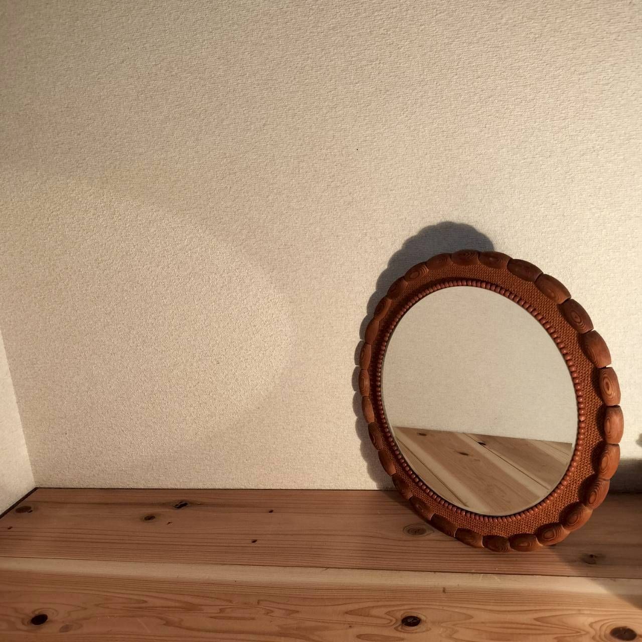 木玉の丸い壁掛け鏡