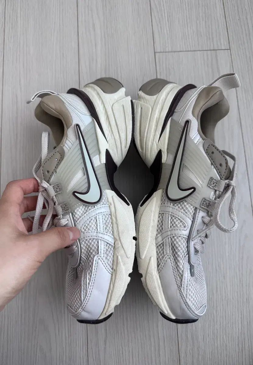 NIKE ナイキ V2K RUN ライト オアウッド ブラウン カーキ 240