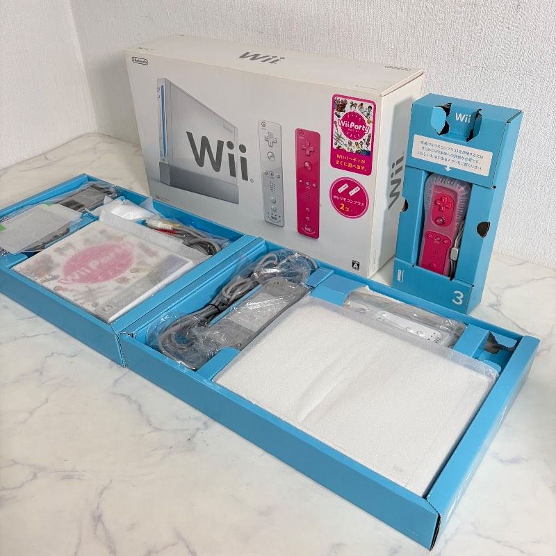 【極美品】 Nintendo Wii 本体 ホワイト リモコンプラス ２個 Wii Party ソフト付属 530D