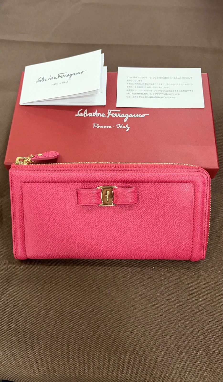 Salvatore Ferragamo ヴァラリボン ラウンドファスナー 長財布 ピンク 箱付