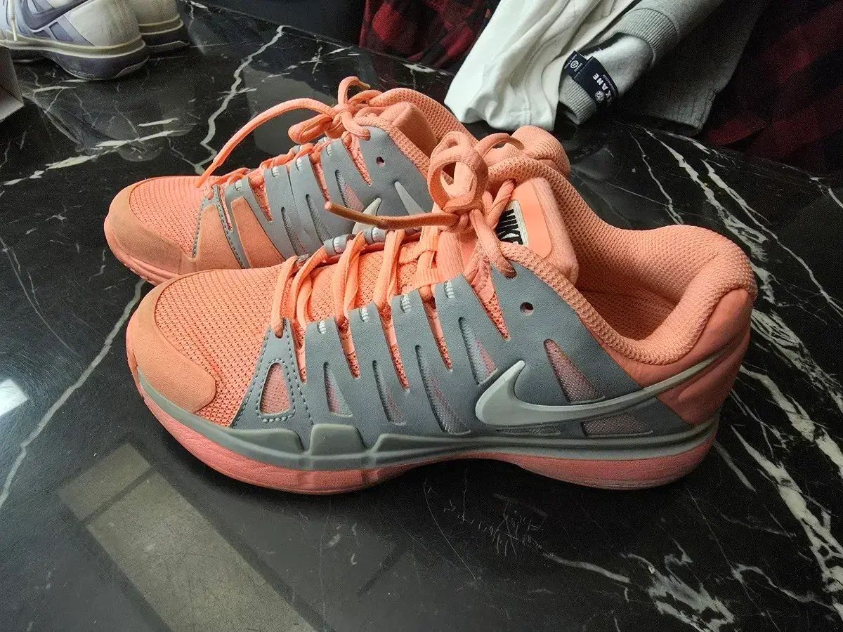 NIKE テニスシューズ 543222-610 (中古) 230mm 出品