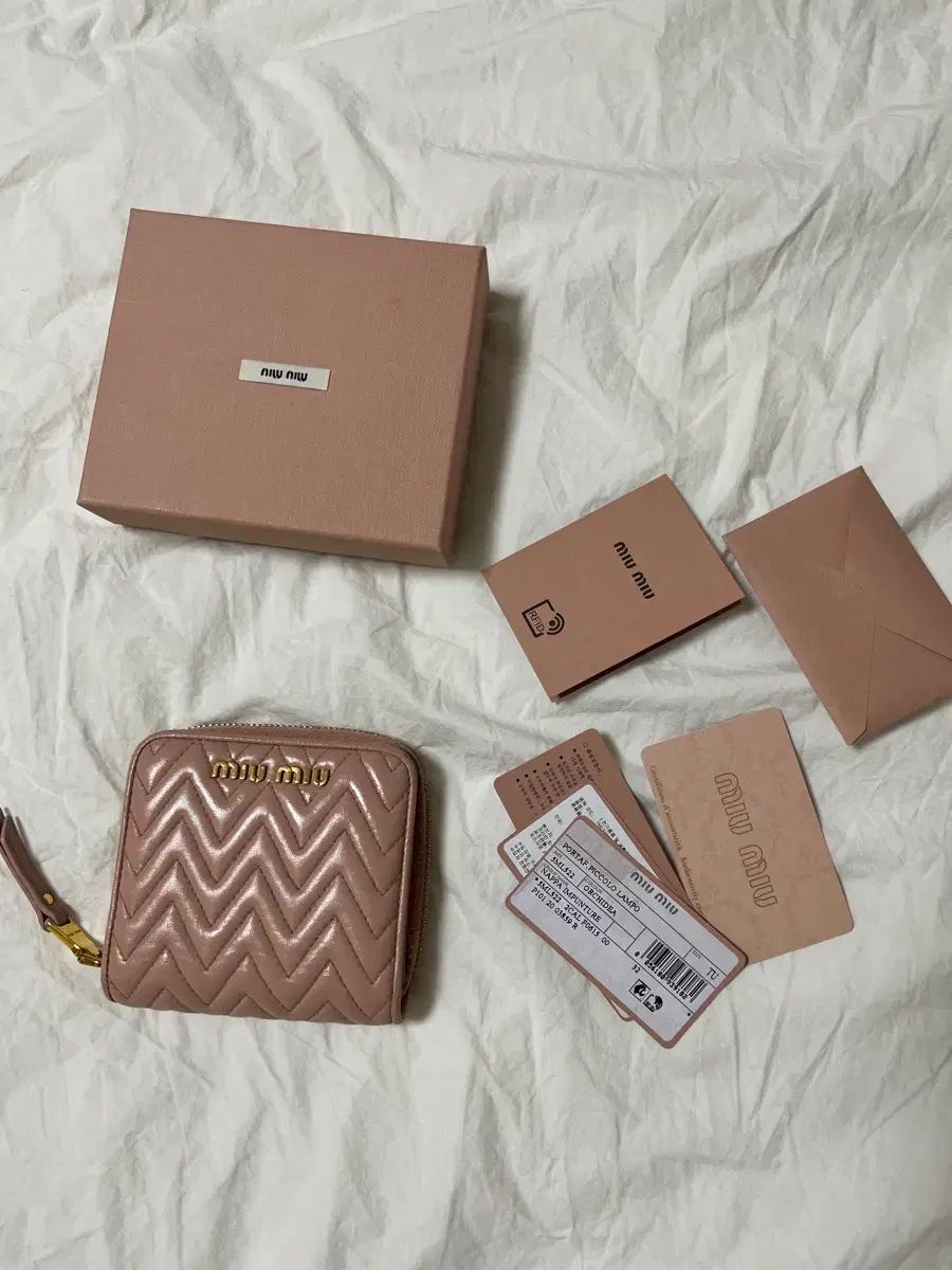 (正規品) ミュウミュウ 二つ折り財布