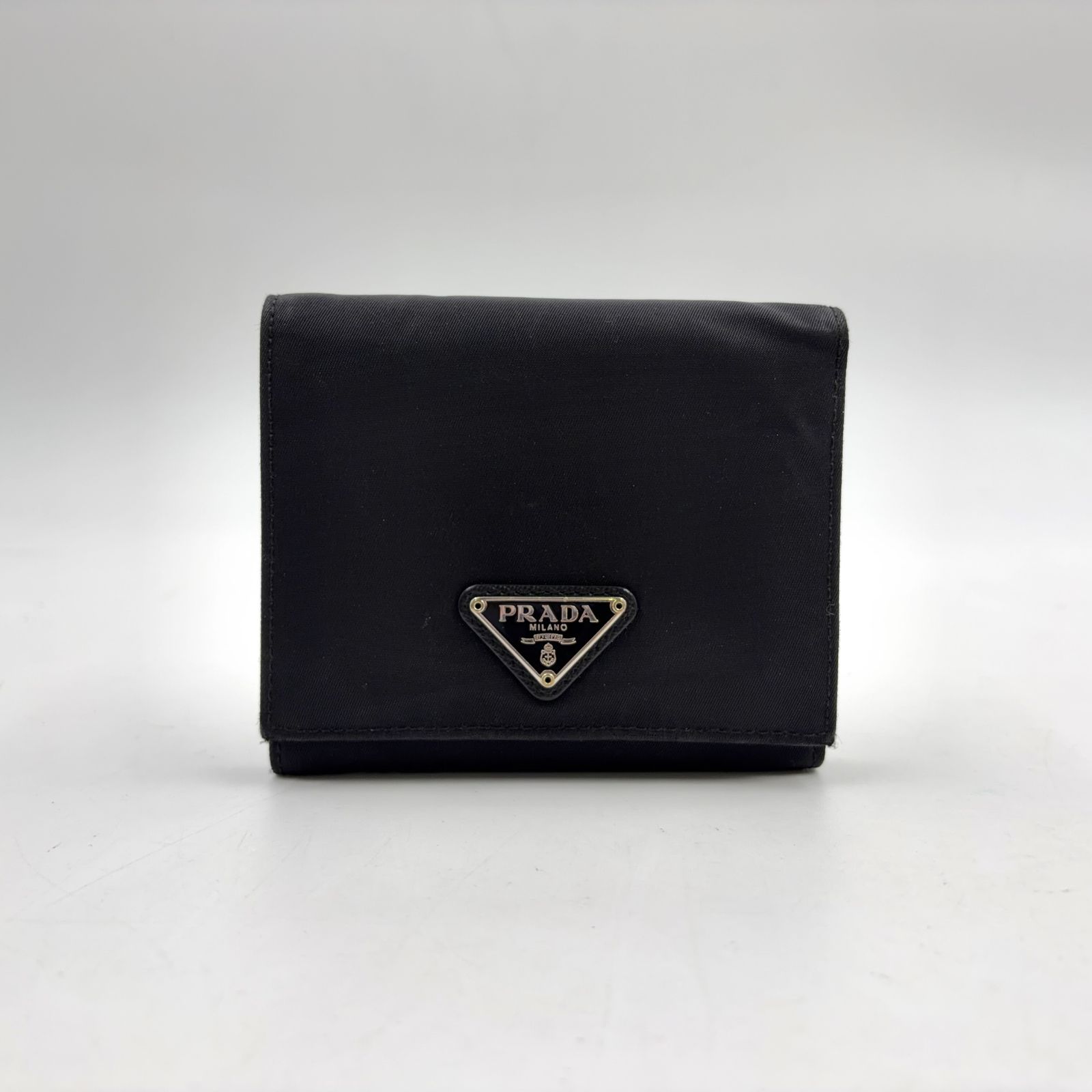 【新着】PRADA 三角ロゴプレート ナイロン ナイロン、サフィアーノレザー ブラック 三つ折り財布 シルバー