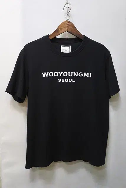 ウーヨンミ（WOOYOUNGMI） メンズ SEOUL ソウル ロゴ プリンティング 半袖 Tシャツ 52 （そう丈 すいせん）