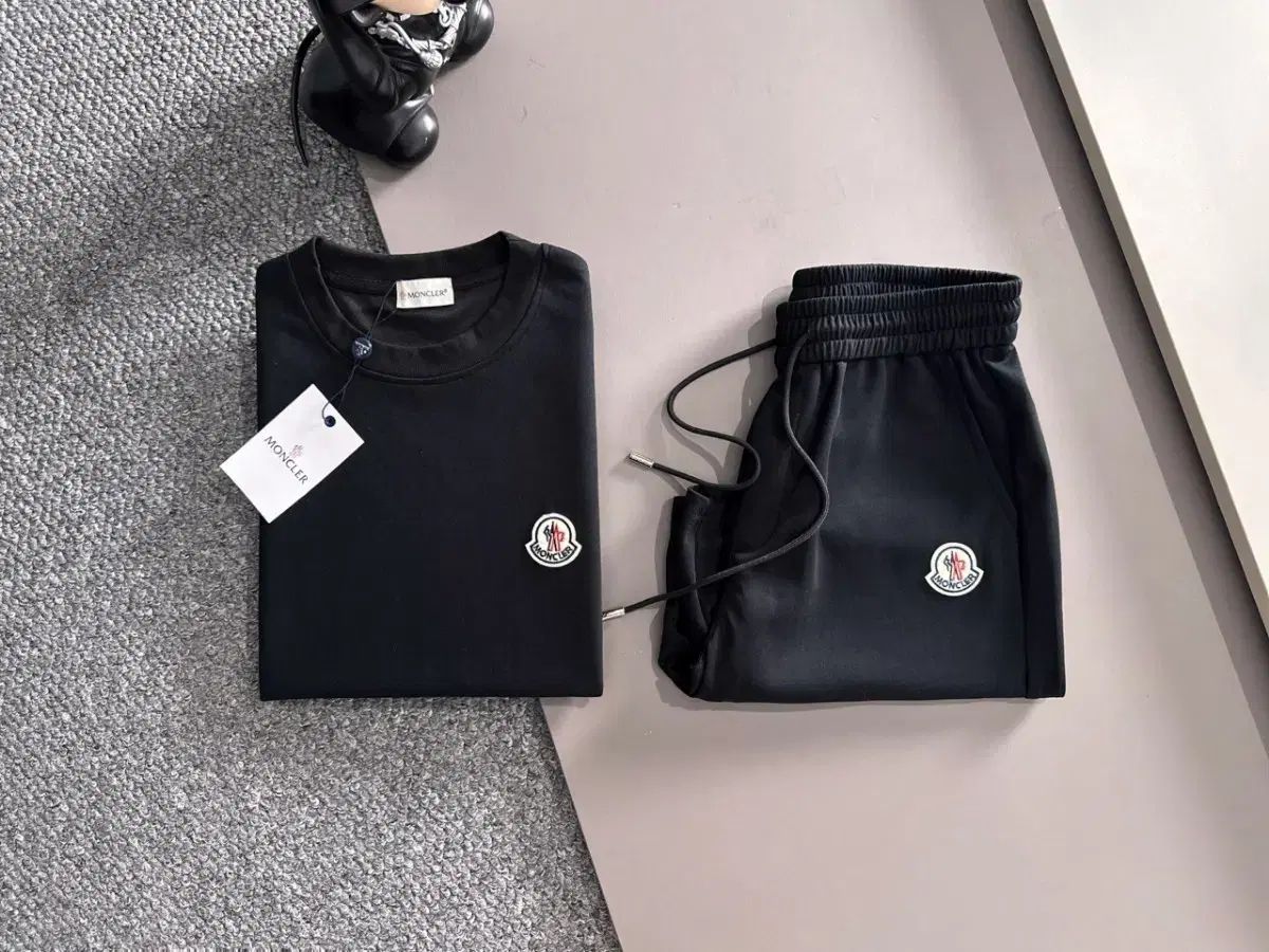 爆買い，定番人気 ユニセックス MONCLER モンクレール 上下セット ブラック