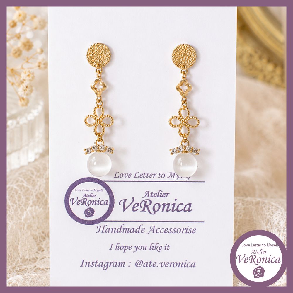 ホワイトキャッツアイピアス　キャッツアイ　天然石　ピアス　18K　ポストピアス　アレルギー　上品　クラシカル　レディース　ベロニカ工房 7,300円