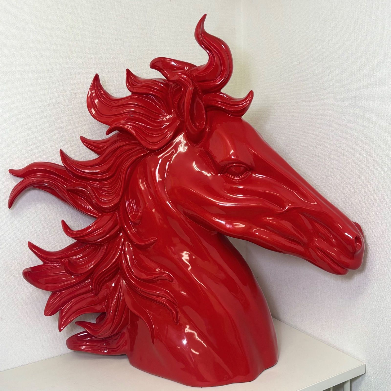 輸入家具 馬 オブジェ 置物 インテリア 赤 レッド 艶 躍動感 縁起物 跳ね馬 午 風水 開運 彫刻 芸術 アート 飾り ディスプレイ 大型 豪華 シャア専用カラー風 ビンテージ 応接間 リビング 玄関 洋風 ヨーロピアン アンティーク