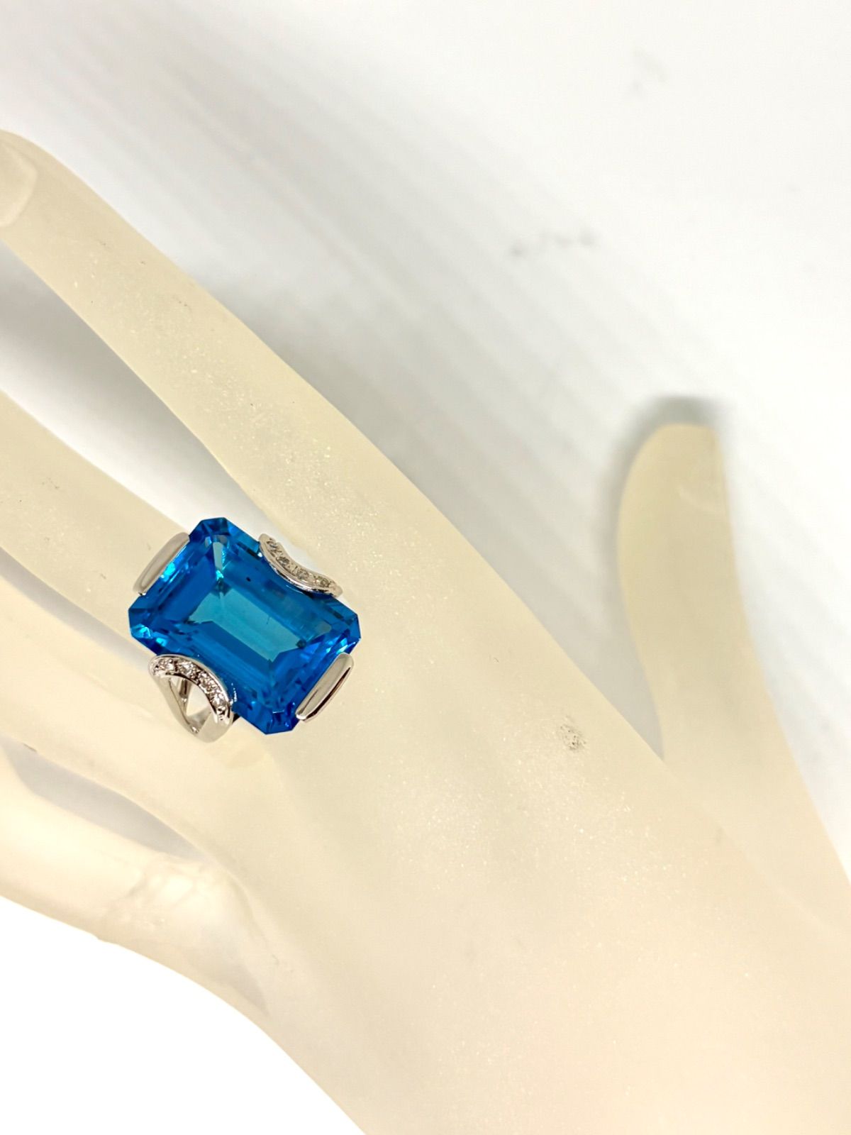 【驚異の27.5ct‼️】K18WG ブルートパーズ ダイヤモンド入り リング
