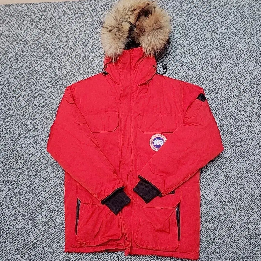 S Canada Goose(カナダグース) ダウン レッド ファー (1091) - メルカリ