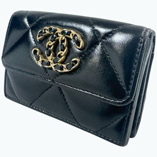 【極美品】CHANEL シャネル 19 ディズヌフ 三つ折り財布 美品・近年モデル】CHANEL シャネル19 ディズヌフ スモール 三つ折り