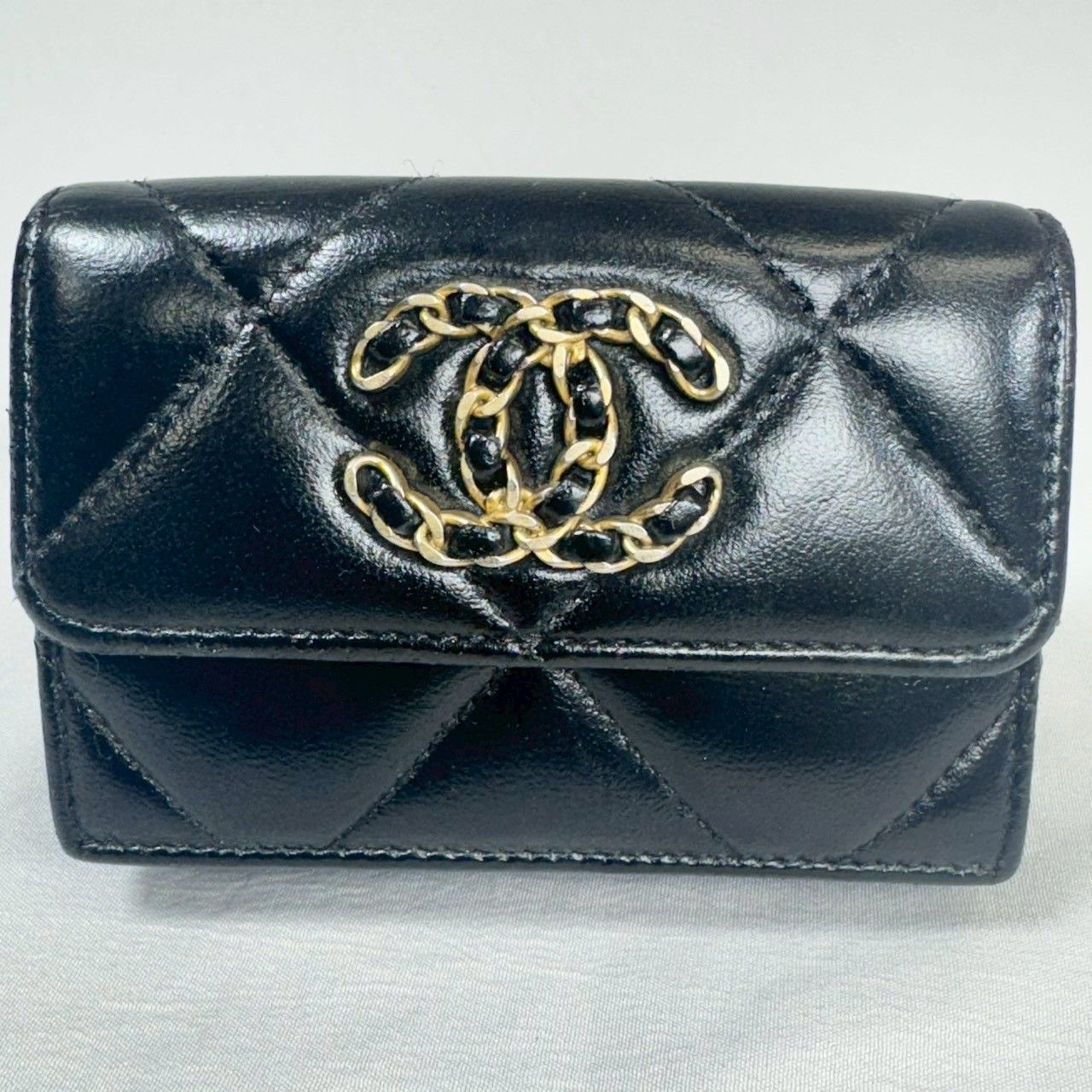 美品・近年モデル】CHANEL シャネル19 ディズヌフ スモール 三つ折り 