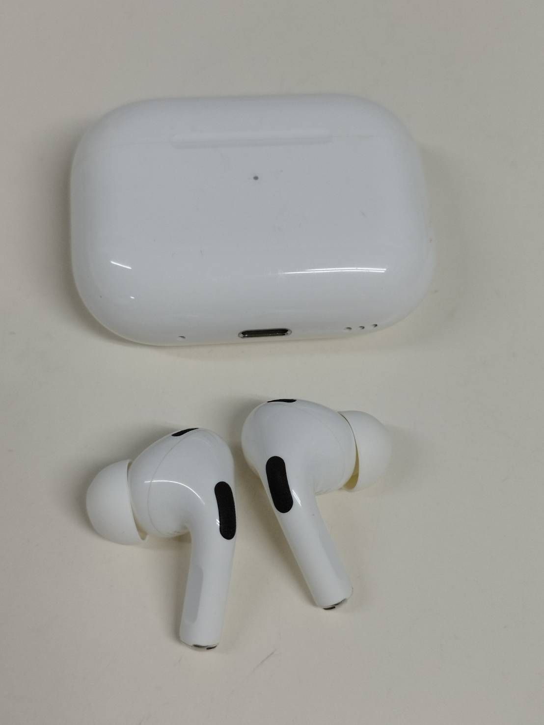 【正規品】Apple AirPods Pro 第2世代/A2700,A2698,A2699/ワイヤレスイヤホン (1)