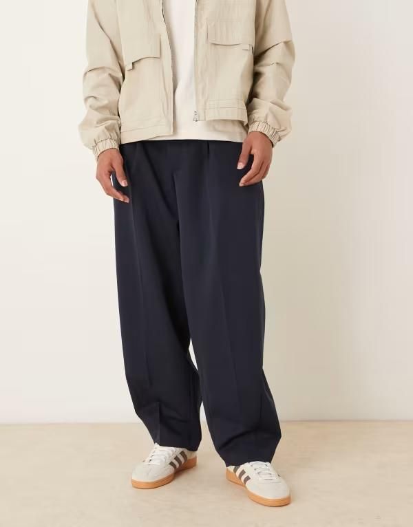 エイソス メンズ ボトムス カジュアルパンツ プリーツ パンツ ASOS DESIGN pleated wide barrel leg dress pants NAVY ネイビー