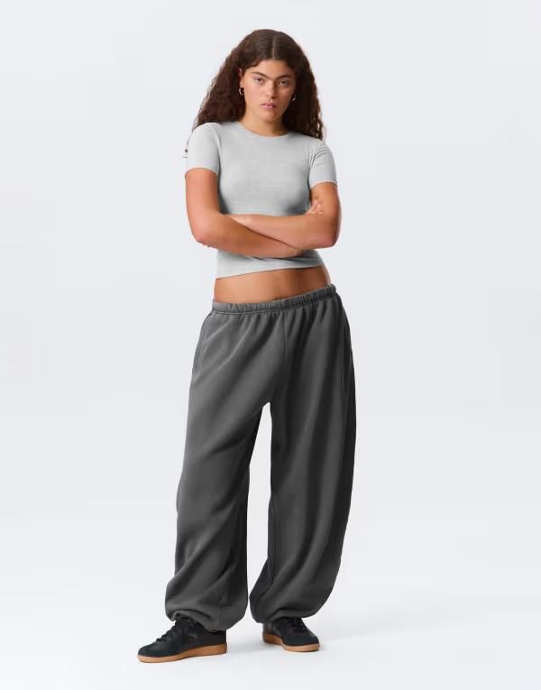 ウィークデイ レディース ボトムス カジュアルパンツ スウェットパンツ ジャージー Weekday oversized heavyweight jersey sweatpants in washed