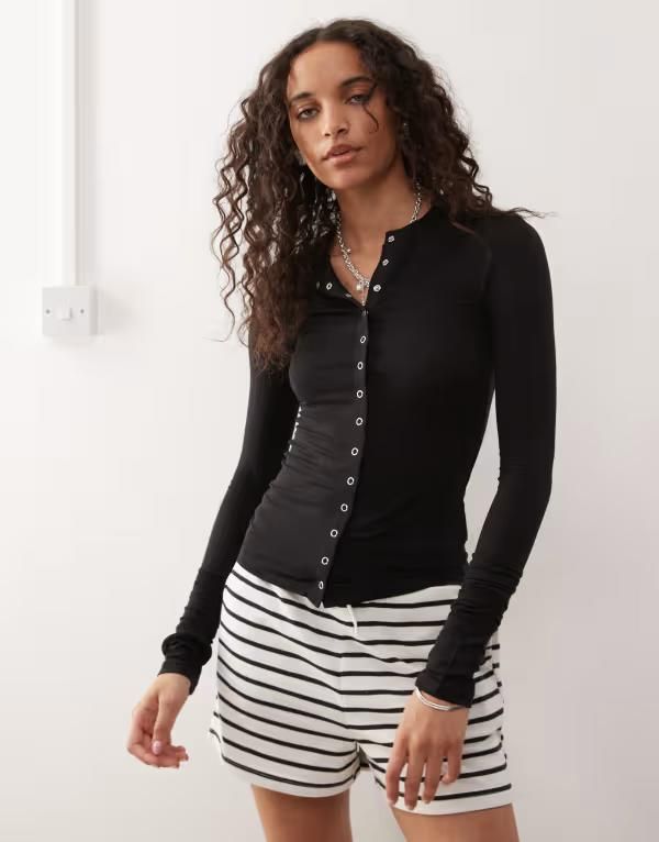 ウィークデイ レディース アウター カーディガン スリムフィット Weekday slim fit button front long sleeve top Black ブラック