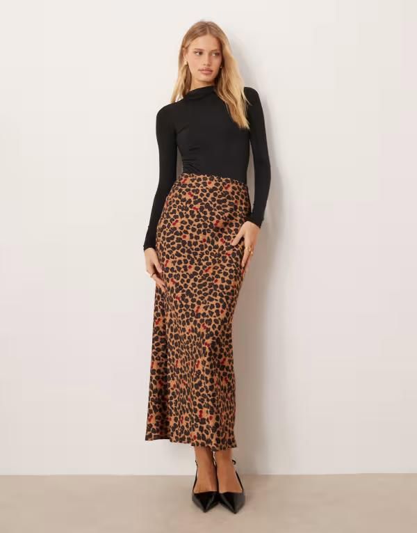ネバーフリードレスド レディース ボトムスカート プリント サテン マキシ Never Fully Dressedorrisatin maxi skirt in cherry leopard prin