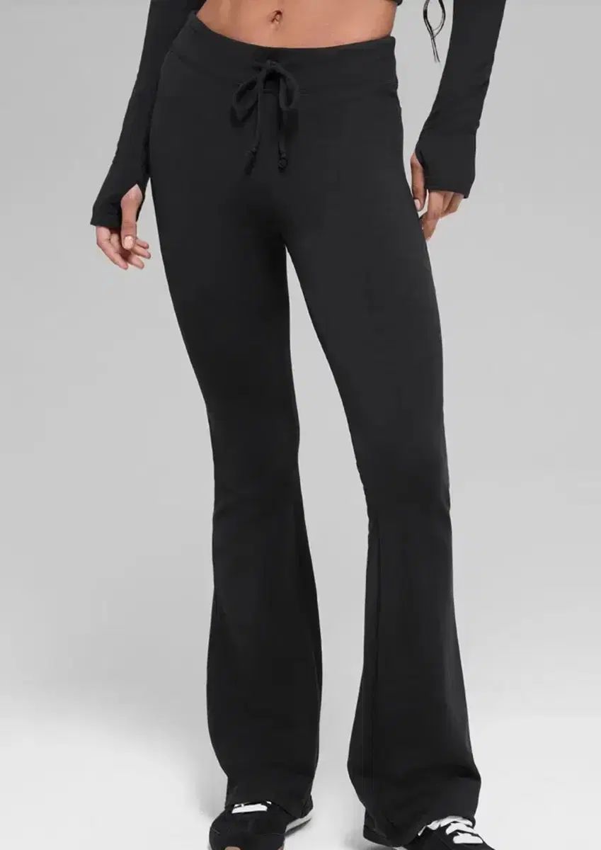 アロ スウェイ ブーツカット スウェットパンツ Sway Bootcut Sweatpant