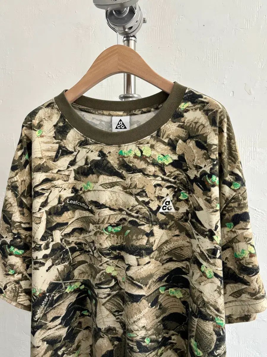 Nike ナイキ ACG リーフ カモ オリーブ Tシャツ