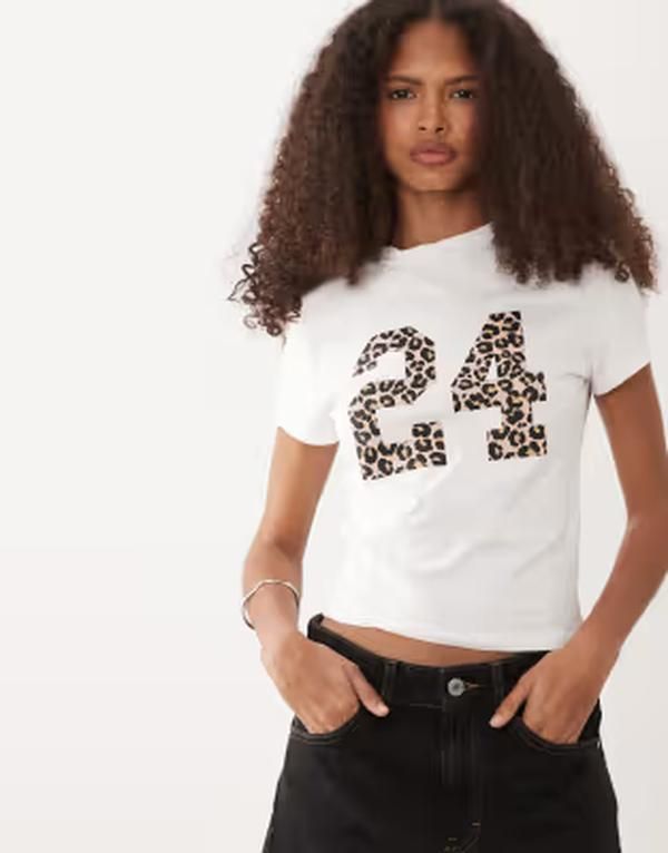 エイソス レディース トップス Tシャツ グラフィック ASOS DESIGN baby tee with leopard number graphic WHITE ホワイト