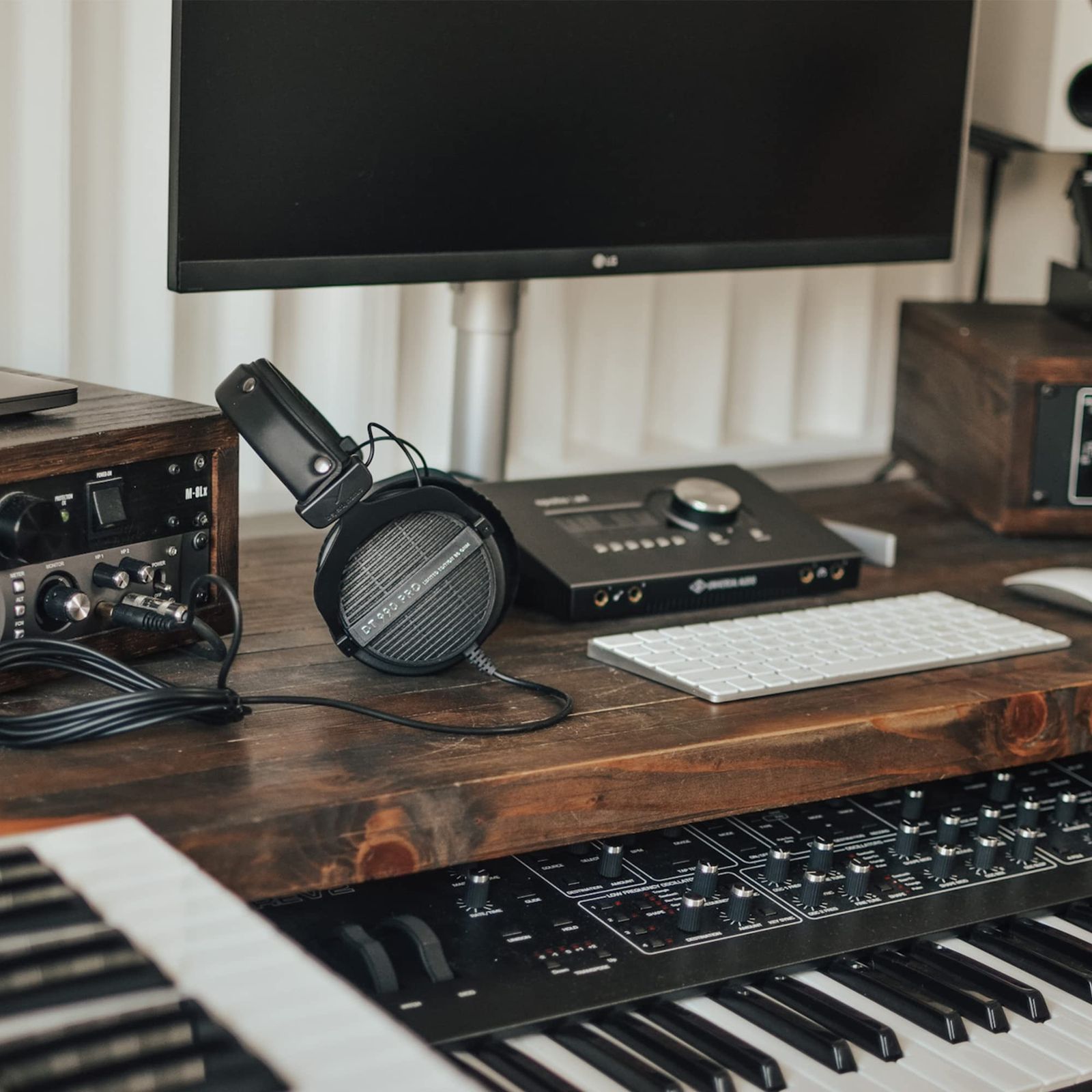 beyerdynamic (ベイヤーダイナミック) Dt 990 Pro オーバーイヤースタジオモニターヘッドホン - オープンバックステレオ構造 有線 80オーム ブラック (限定版) beyerdynamic (ベイヤーダイナミック) Dt 990 Pro オーバーイヤースタジオモニターヘッドホン - オープンバックステレオ構造 有線 80オーム ブラック (限定版)