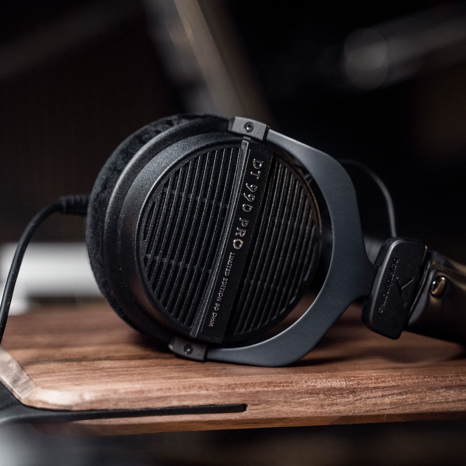 beyerdynamic (ベイヤーダイナミック) Dt 990 Pro オーバーイヤースタジオモニターヘッドホン - オープンバックステレオ構造 有線 80オーム ブラック (限定版) beyerdynamic (ベイヤーダイナミック) Dt 990 Pro オーバーイヤースタジオモニターヘッドホン - オープンバックステレオ構造 有線 80オーム ブラック (限定版)