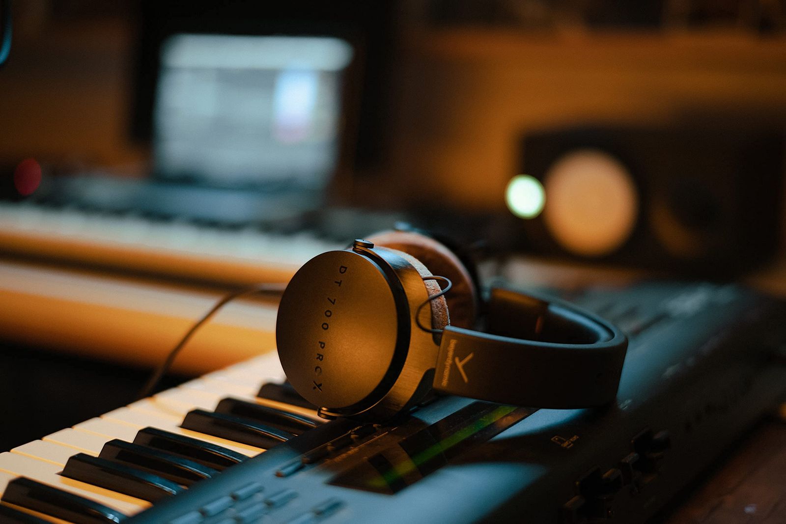 beyerdynamic DT 700 PRO X 密閉型スタジオヘッドホン｜詳細画像