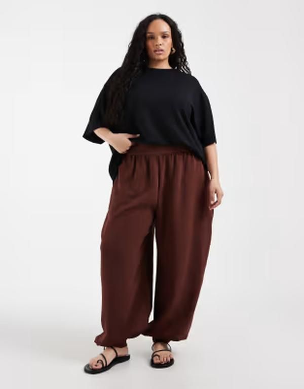 エイソス レディース ボトムス カジュアルパンツ ASOS DESIGN Curve tailored cuffed hem balloon pants part of a set brown ブラウ