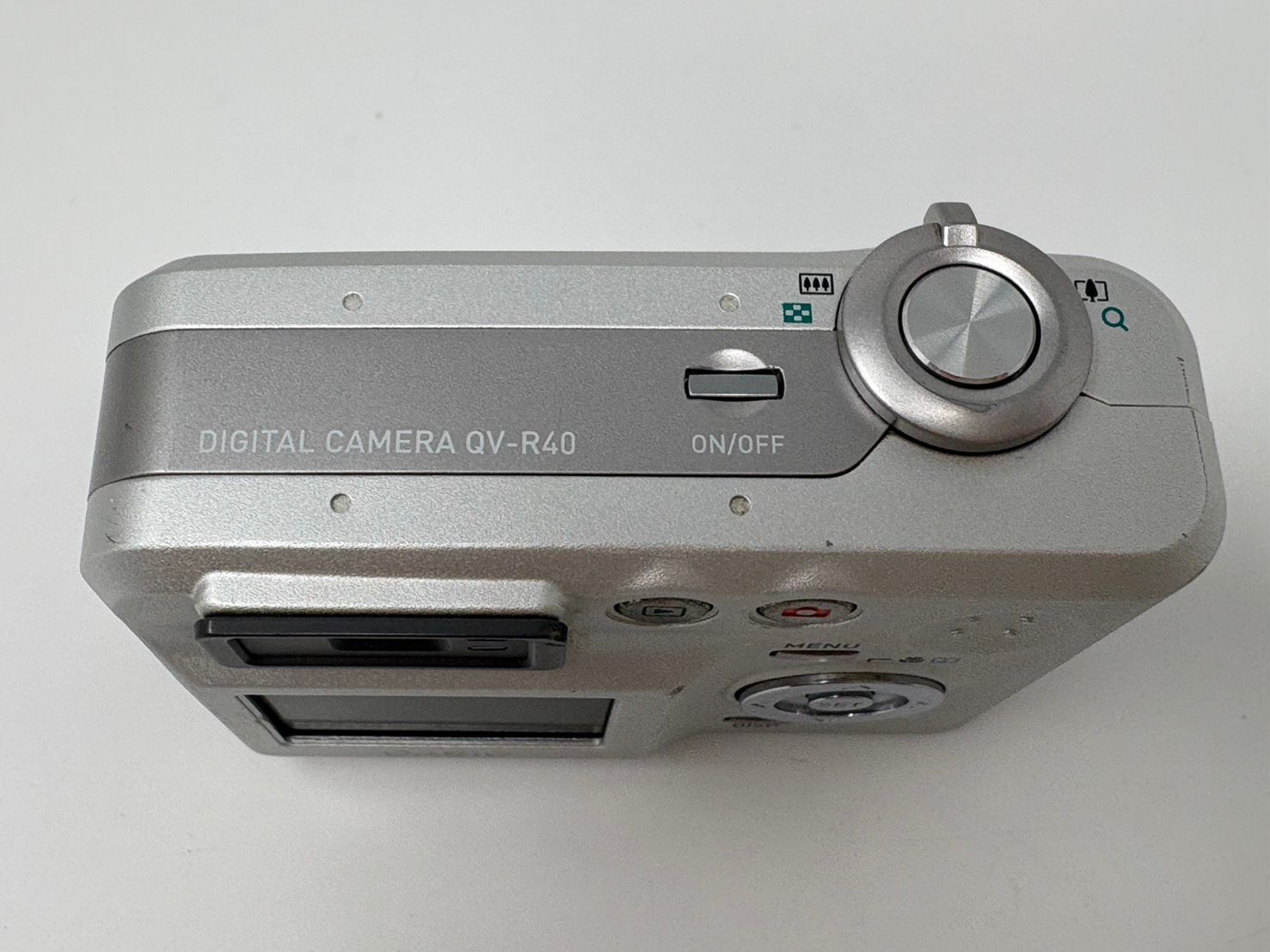 ◇CASIO カシオ デジタルカメラ 電池式（単三） QV-R40 本体のみ 中古 