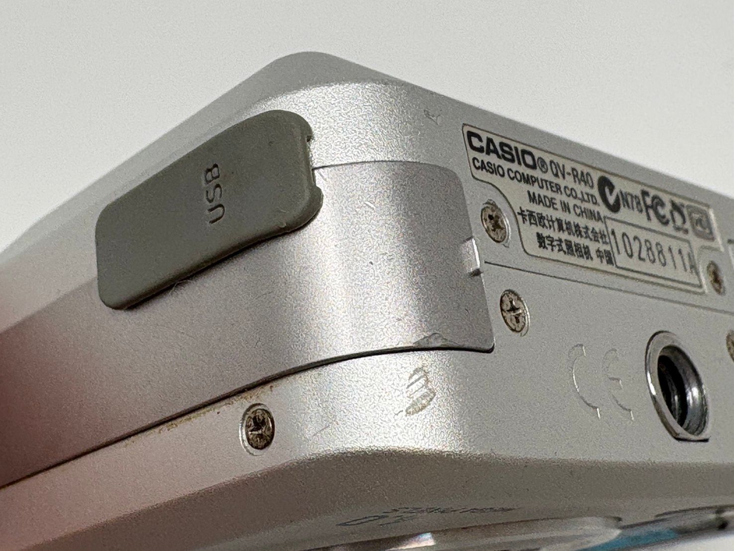 ◇CASIO カシオ デジタルカメラ 電池式（単三） QV-R40 本体のみ 中古 