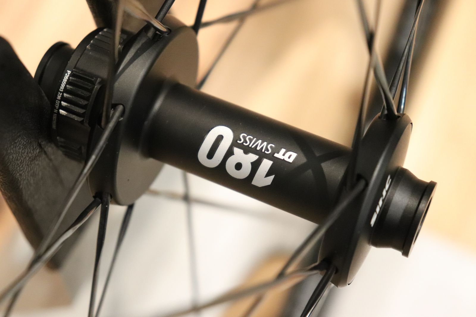 DT SWISS ARC1100 DICUT DB 50/62 カーボン チューブレスレディ