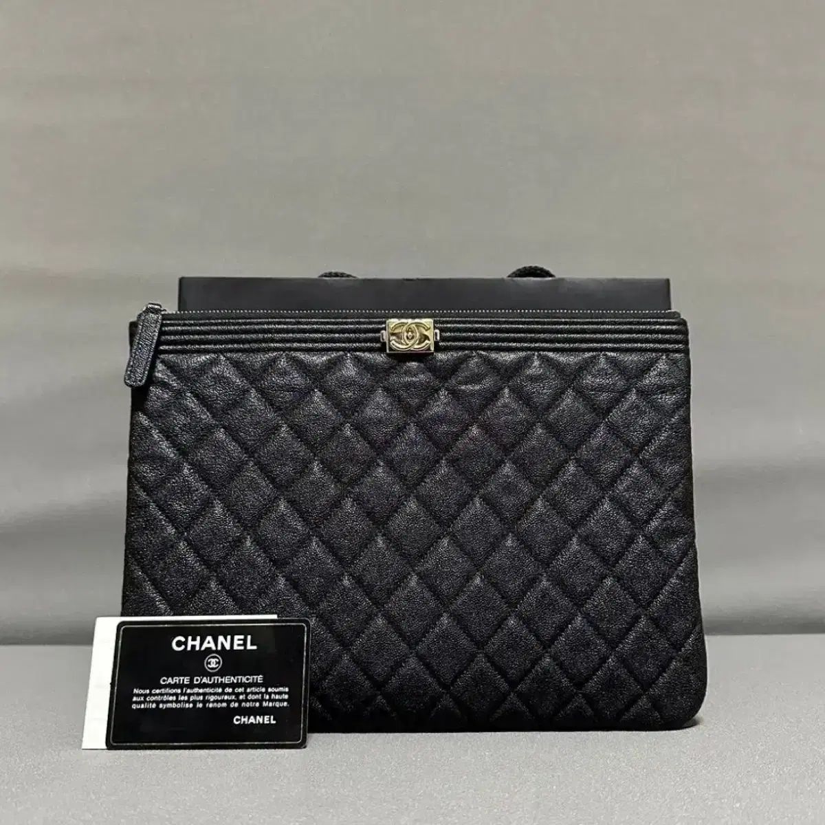 シャネル Classic キャビア BOY ボーイ ゴールド 金装 クラッチバッグ ミディアム ブラック 30番台 A84406