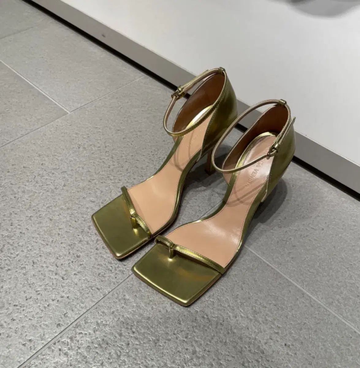 BOTTEGA VENETA ボッテガ・ヴェネタ GOLD サンダル