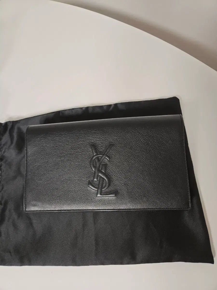 正規品) YVES SAINT LAURENT イヴ・サンローラン クラッチバッグ ブラック (ほぼ新品)