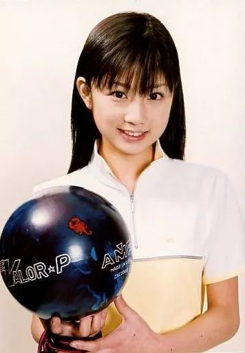 [Used] Raw Photo (Female) Yuko Ogura/Bust Up, Costume White Yellow, Right Hand Bowling Ball, Background White/DVD “Cutie Girl Pretty Girl, Pretty Girl Bowler, Crisis One Hair” Bonus