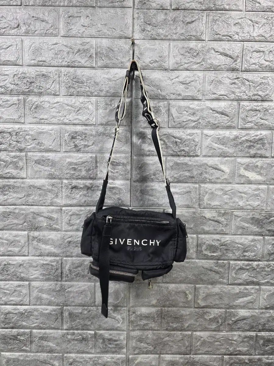 Givenchy ジバンシィ クロスバック ブラック サイズ 27*17 使用感多いです