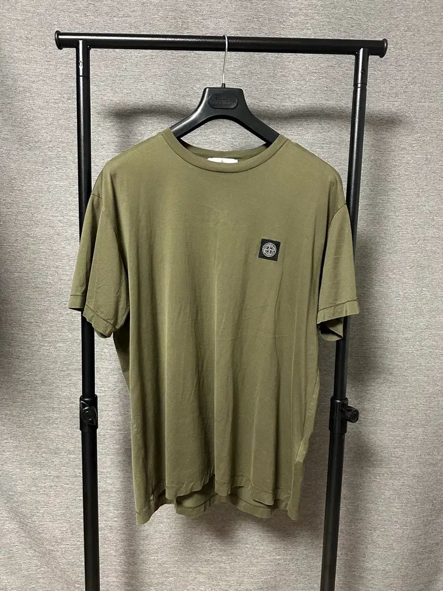 ストーンアイランド ロゴワッペン 半袖 オリーブ (XXL)